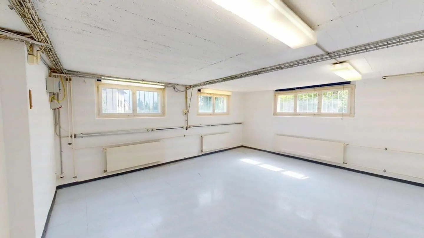 Espace commercial, bureau, salle de stockage, abri pour voiture et places de parking - Photo 3 sur 7