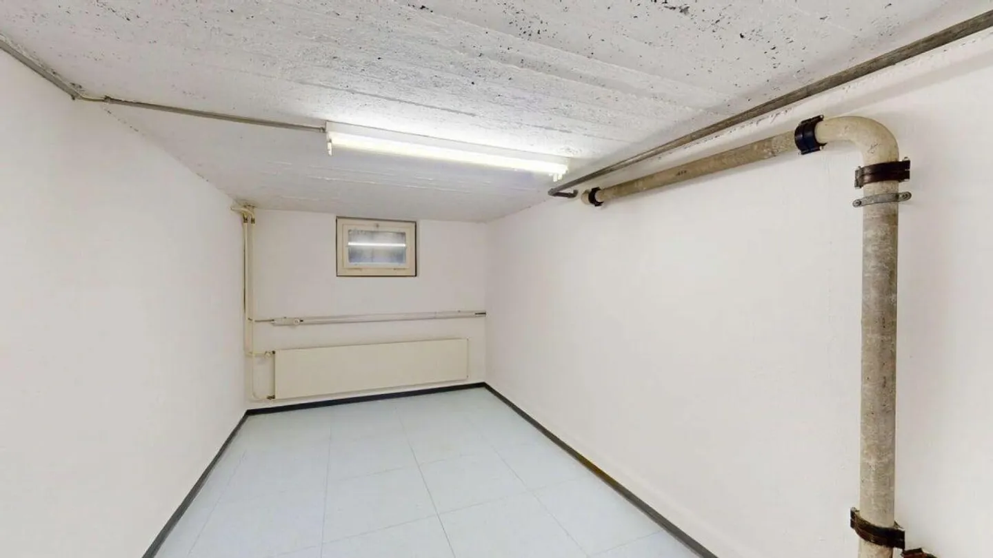 Espace commercial, bureau, salle de stockage, abri pour voiture et places de parking - Photo 4 sur 7