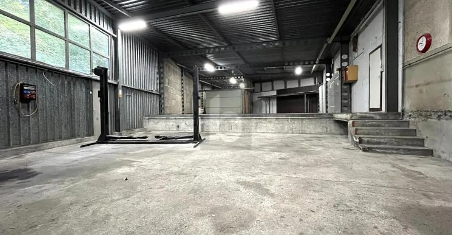 AUTO WORKSHOP FOR RENT - Photo 1 of 6