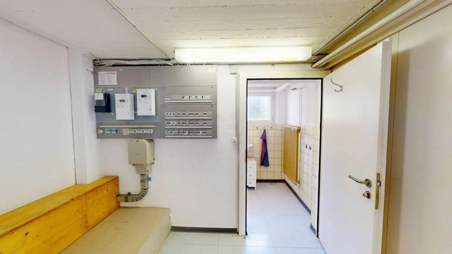 Espace commercial, bureau, salle de stockage, abri pour voiture et places de parking - Photo 5 sur 7