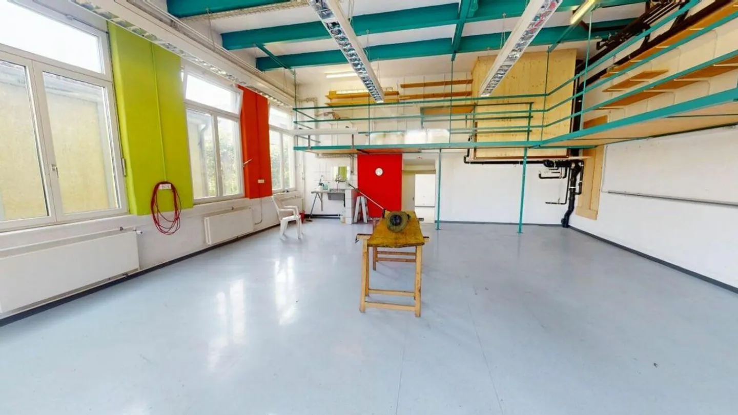 Espace commercial, bureau, salle de stockage, abri pour voiture et places de parking - Photo 2 sur 7