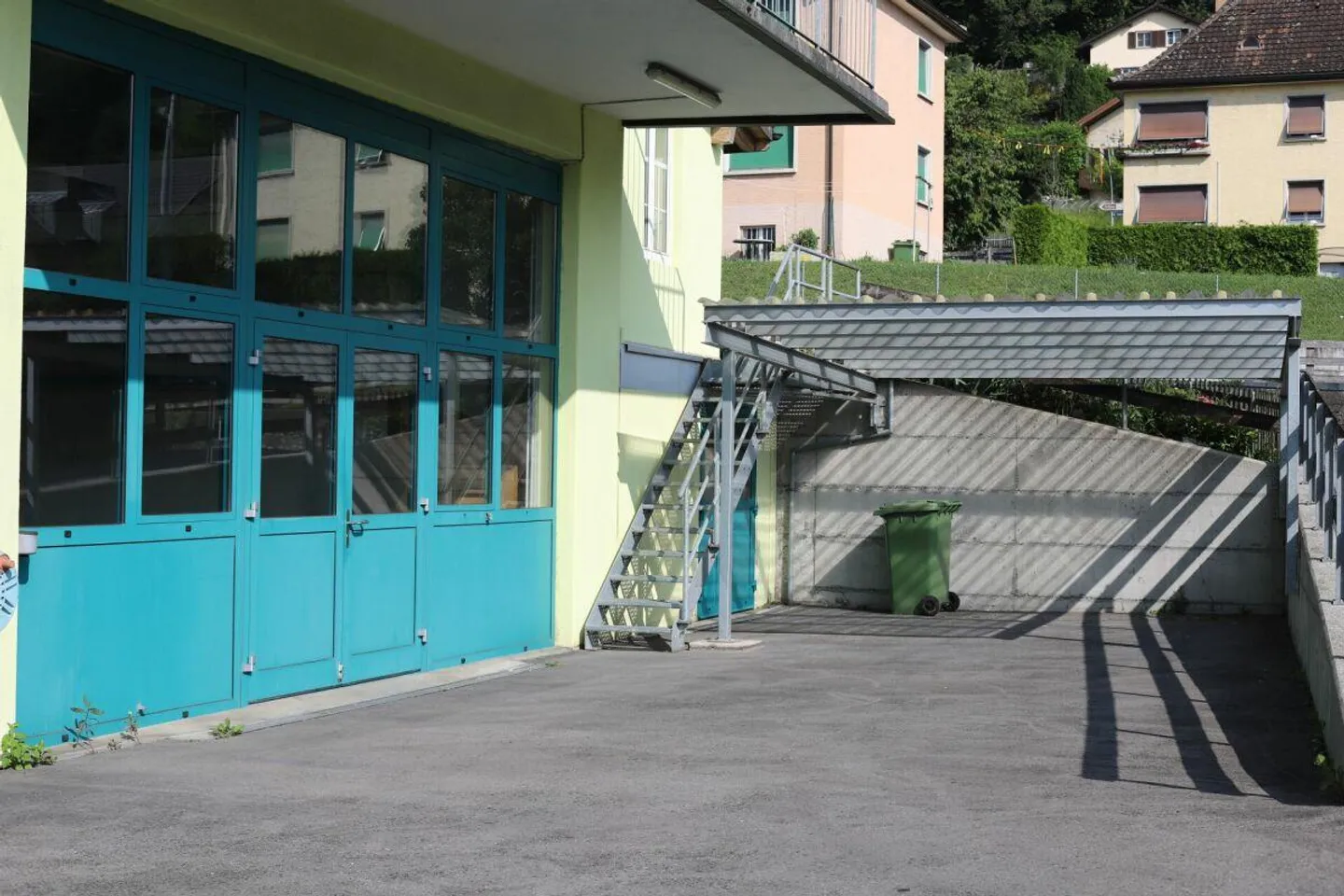 Espace commercial, bureau, salle de stockage, abri pour voiture et places de parking - Photo 6 sur 7