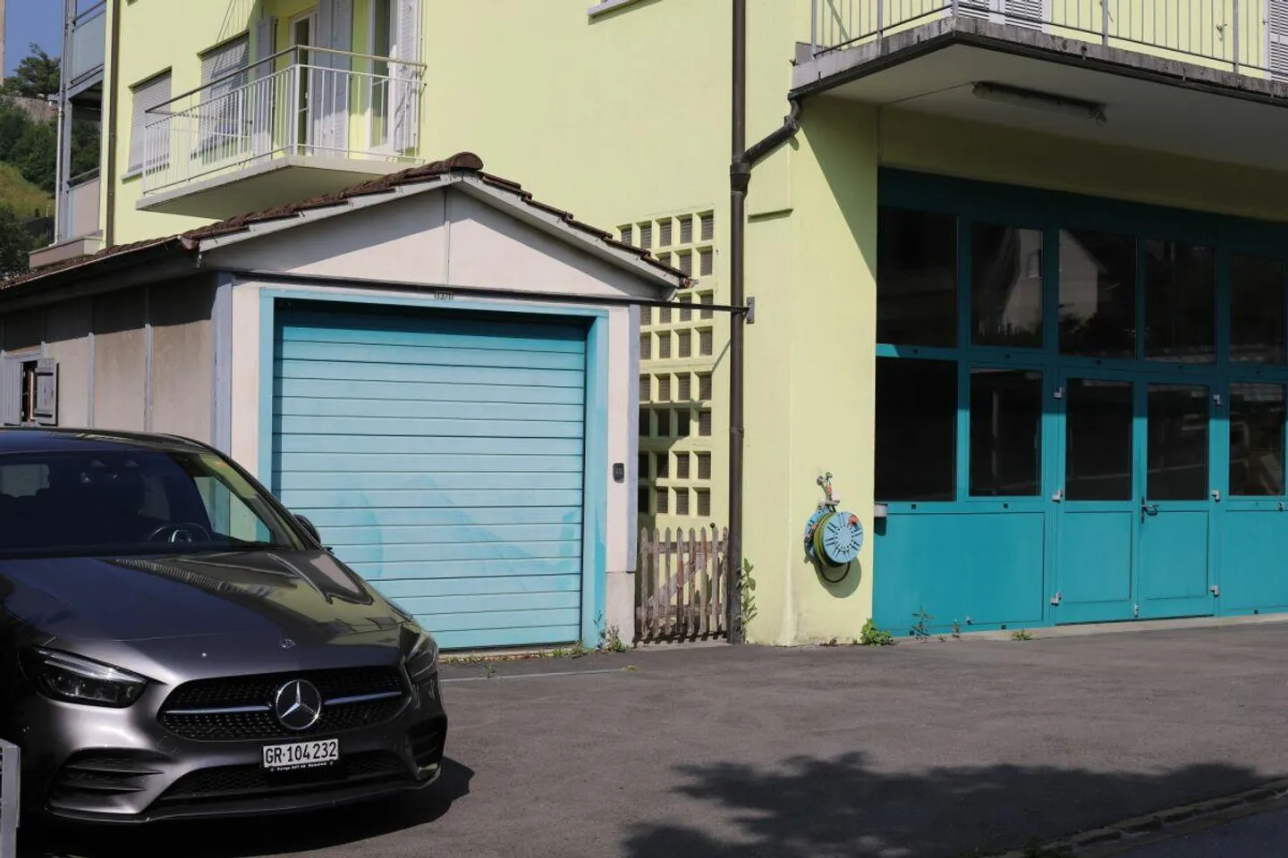 Espace commercial, bureau, salle de stockage, abri pour voiture et places de parking - Photo 7 sur 7