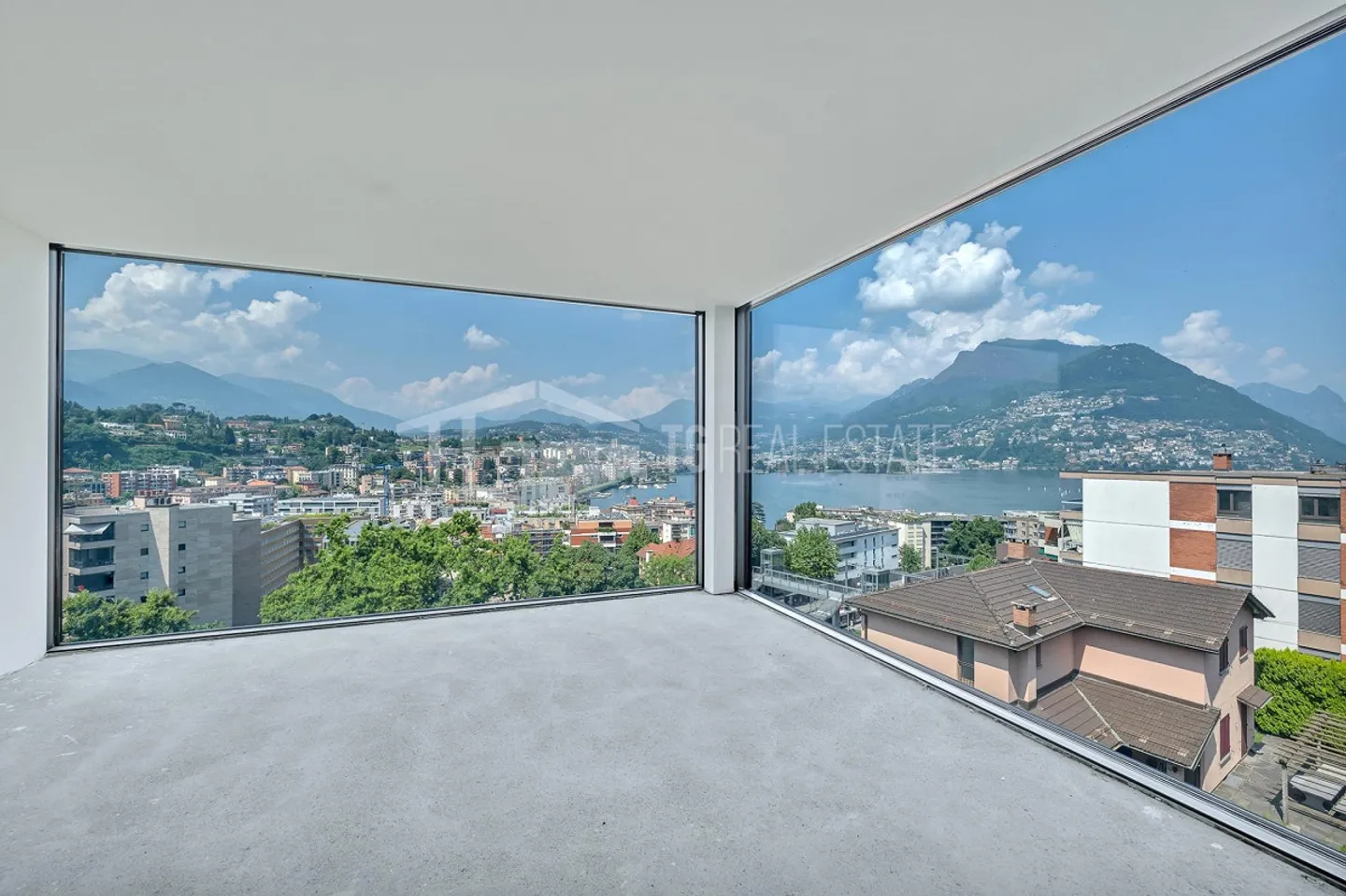 Attic with magnificent panoramic view and lake - Photo 3 of 13