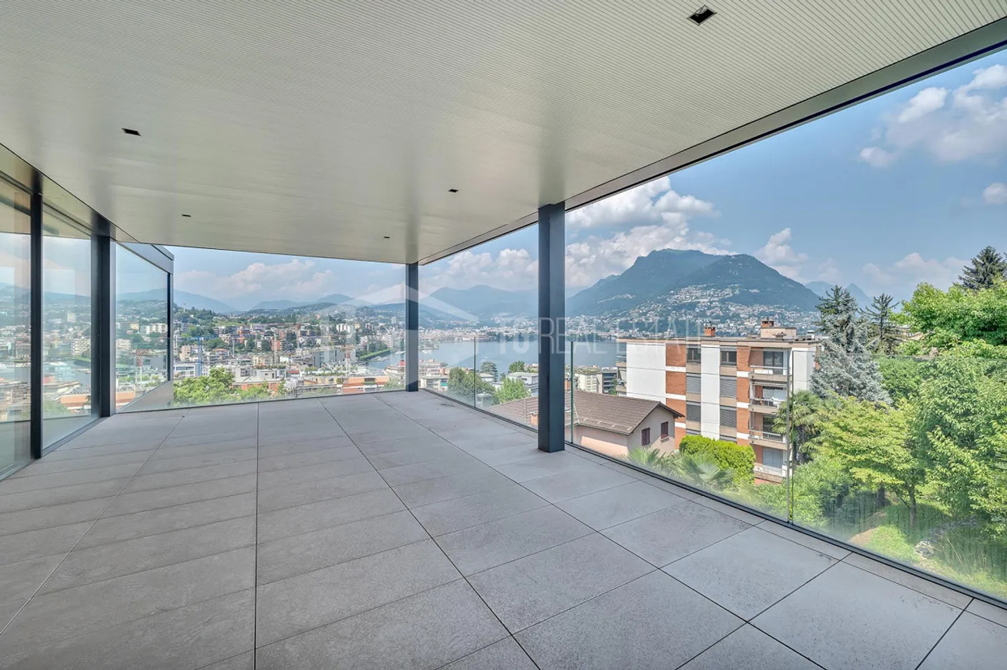 Attic with magnificent panoramic view and lake - Photo 4 of 13