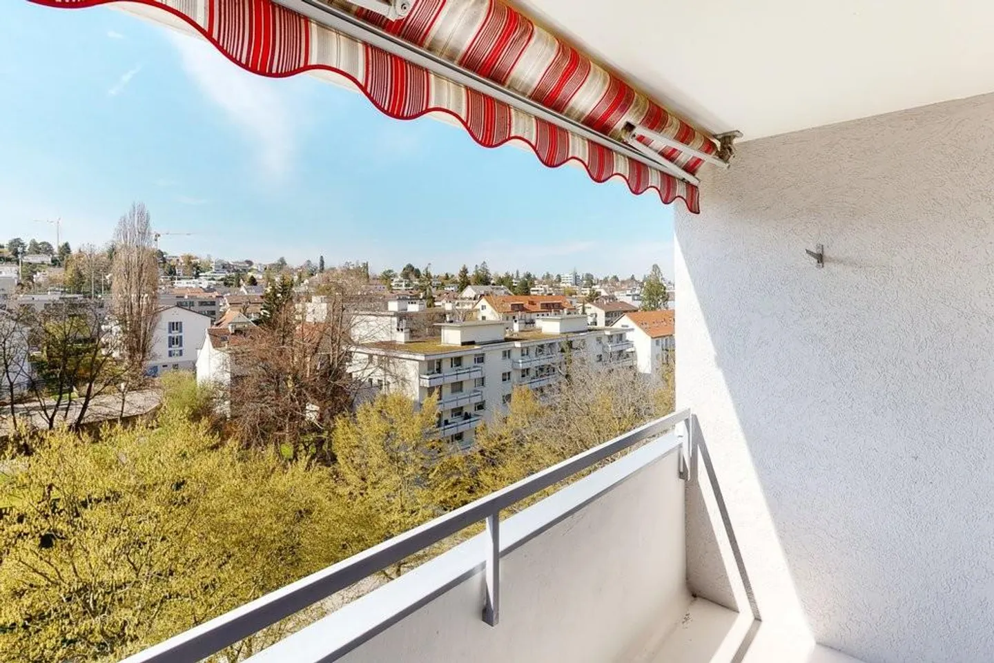 «Helle Wohnung mit schöner Aussicht und bester Anbindung» - Foto 2 von 10