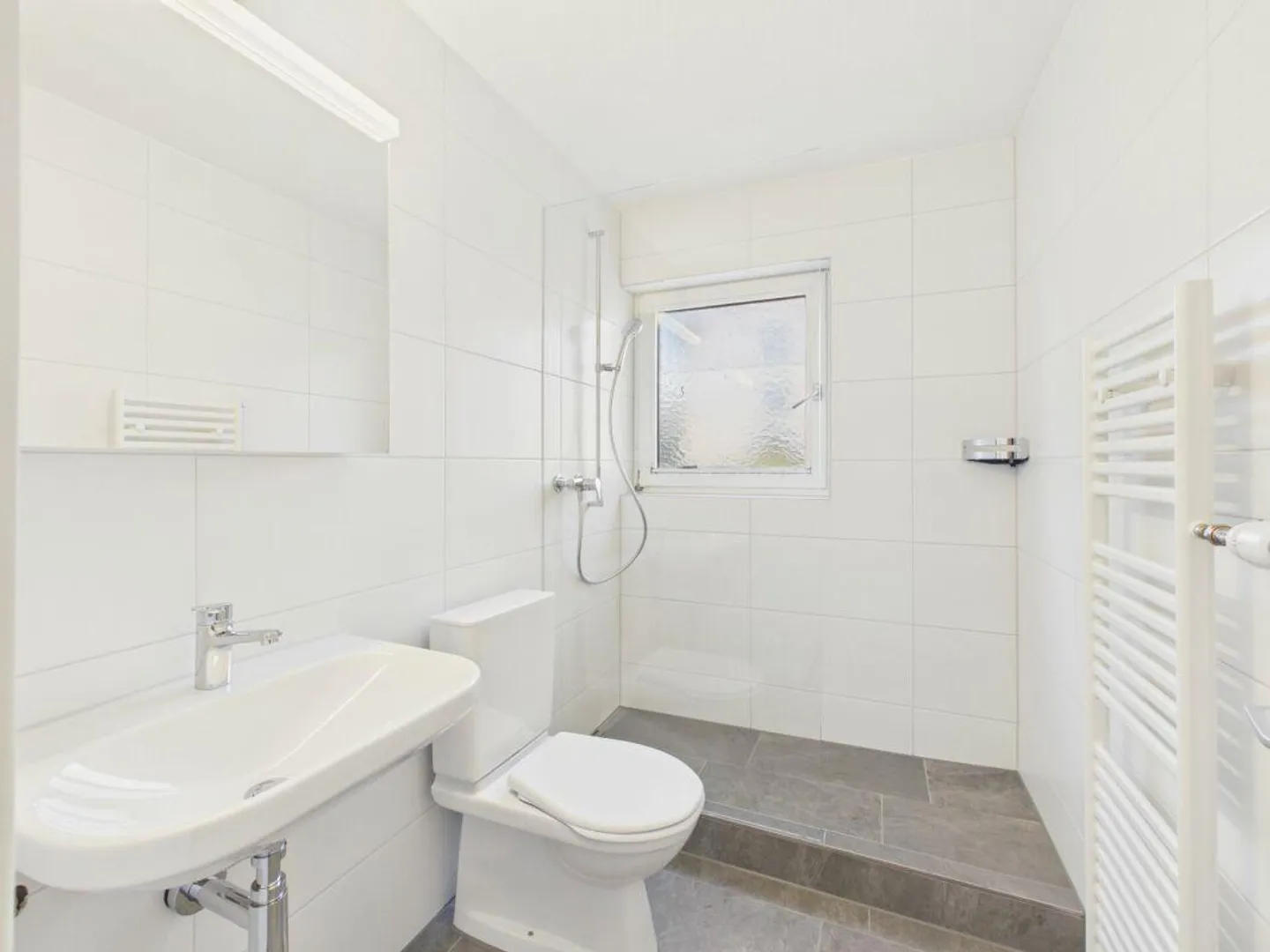 Première occupation après rénovation complète : Appartement élégant de 4,5 pièces avec top... - Photo 3 sur 12