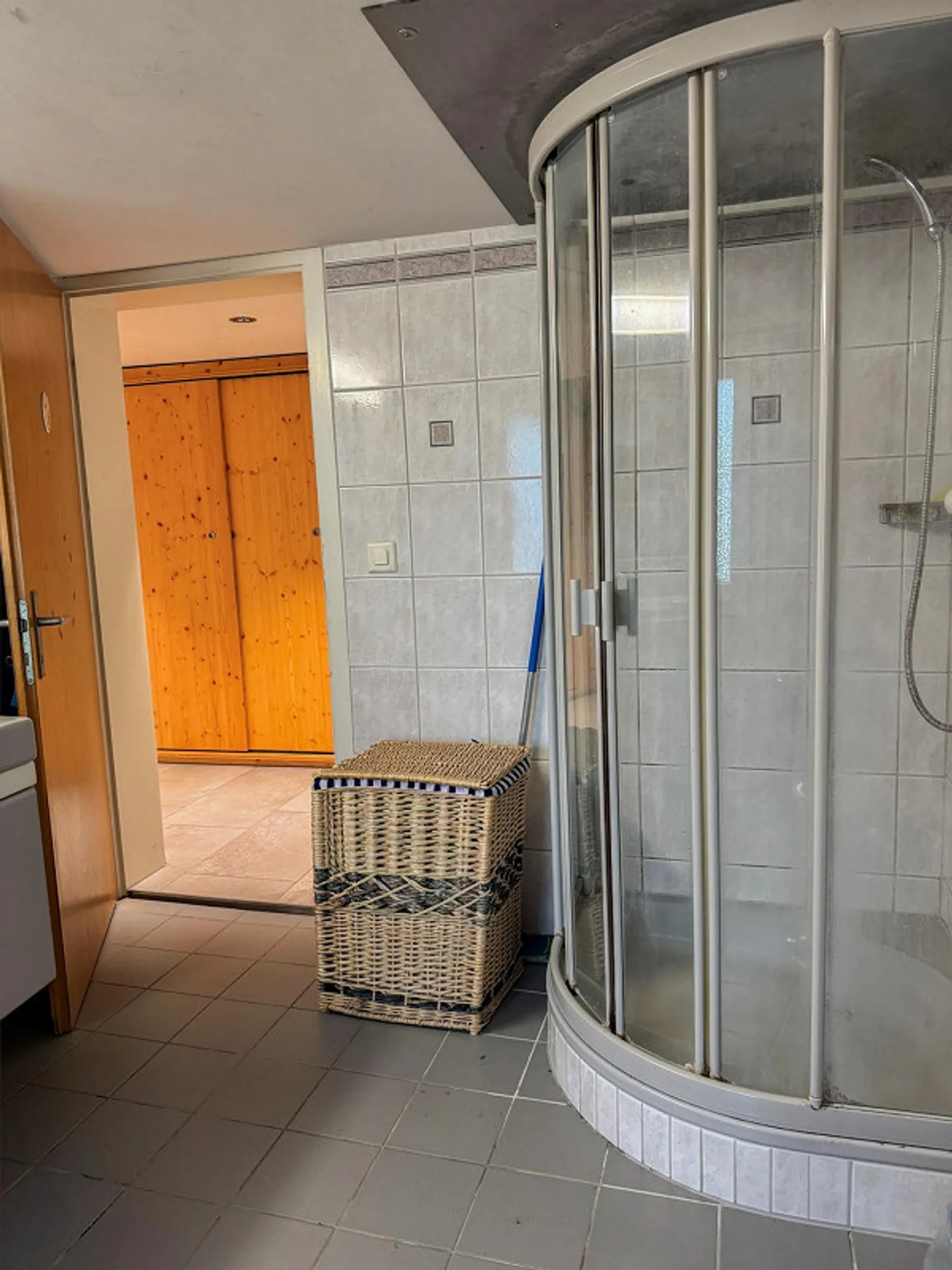 10-Zimmer-Bauernhaus-Hälfte zu vermieten! - Foto 9 von 13