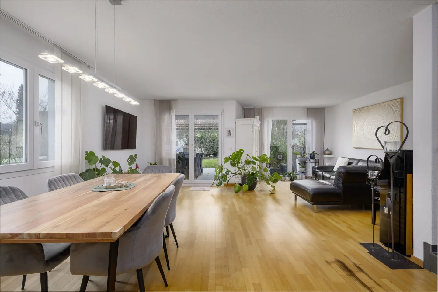 Semi-Detached House with Well-Maintained Garden Oasis - Photo 2 of 7