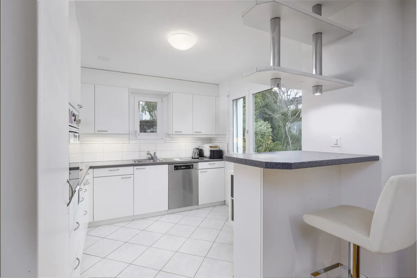 Semi-Detached House with Well-Maintained Garden Oasis - Photo 3 of 7