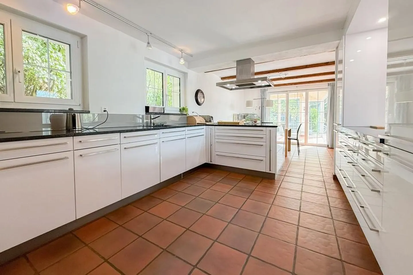 Geräumiges Familienhaus mit Garten - Foto 3 von 13