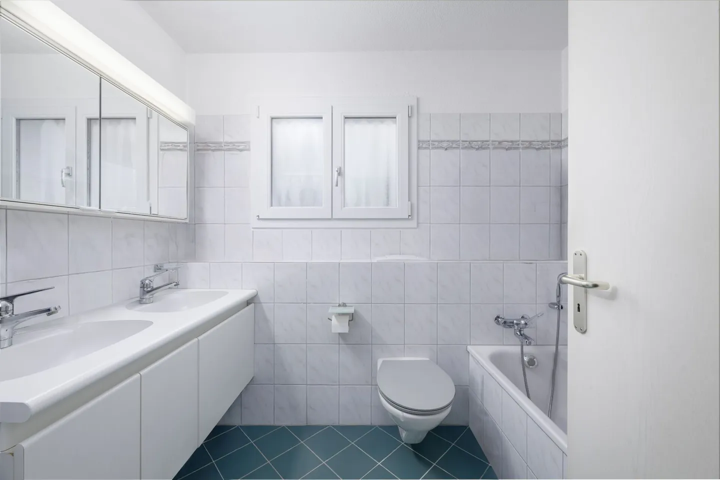 Semi-Detached House with Well-Maintained Garden Oasis - Photo 5 of 7