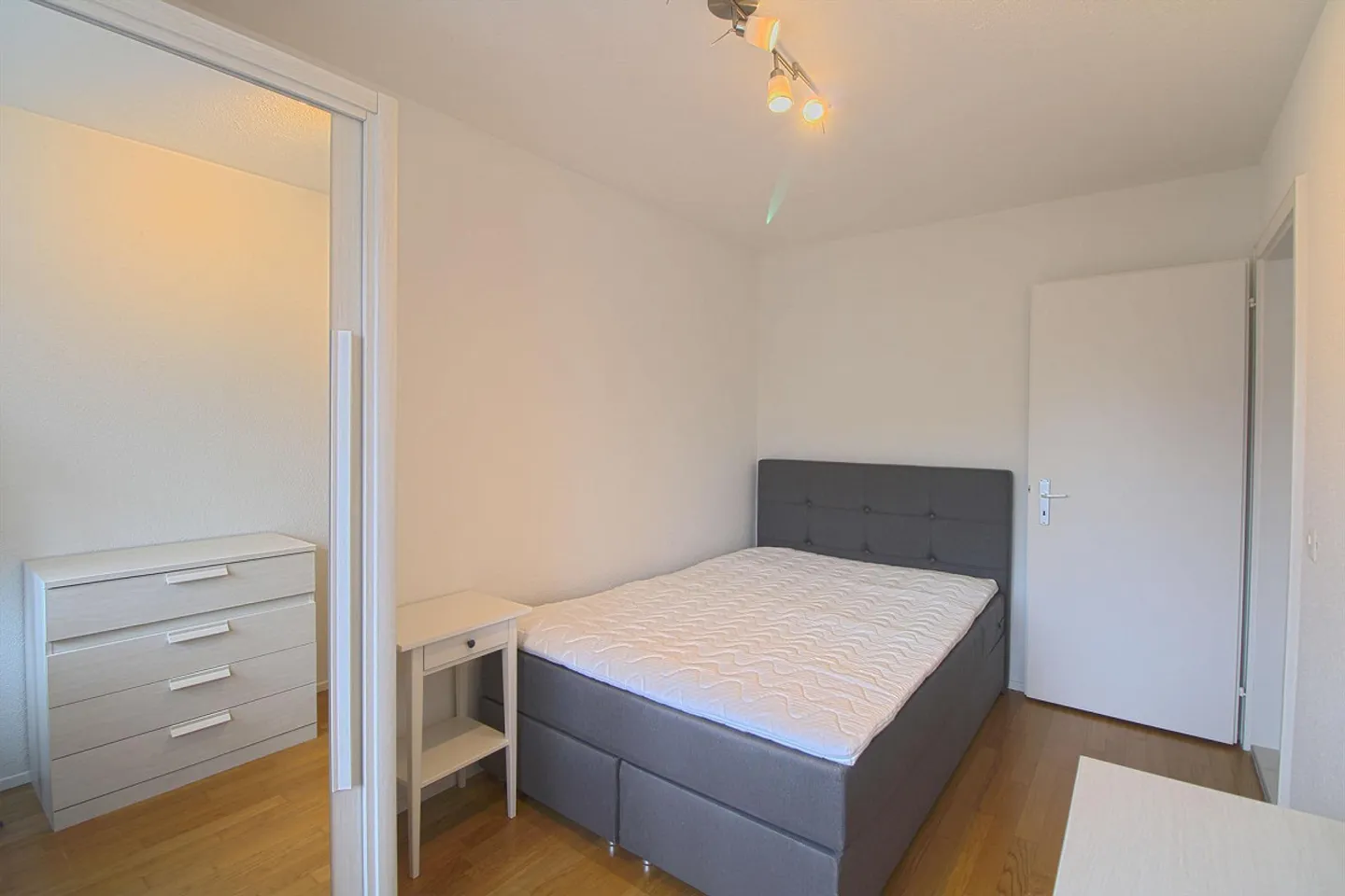 Furnished room in modernized apartment in top location - Photo 1 of 7