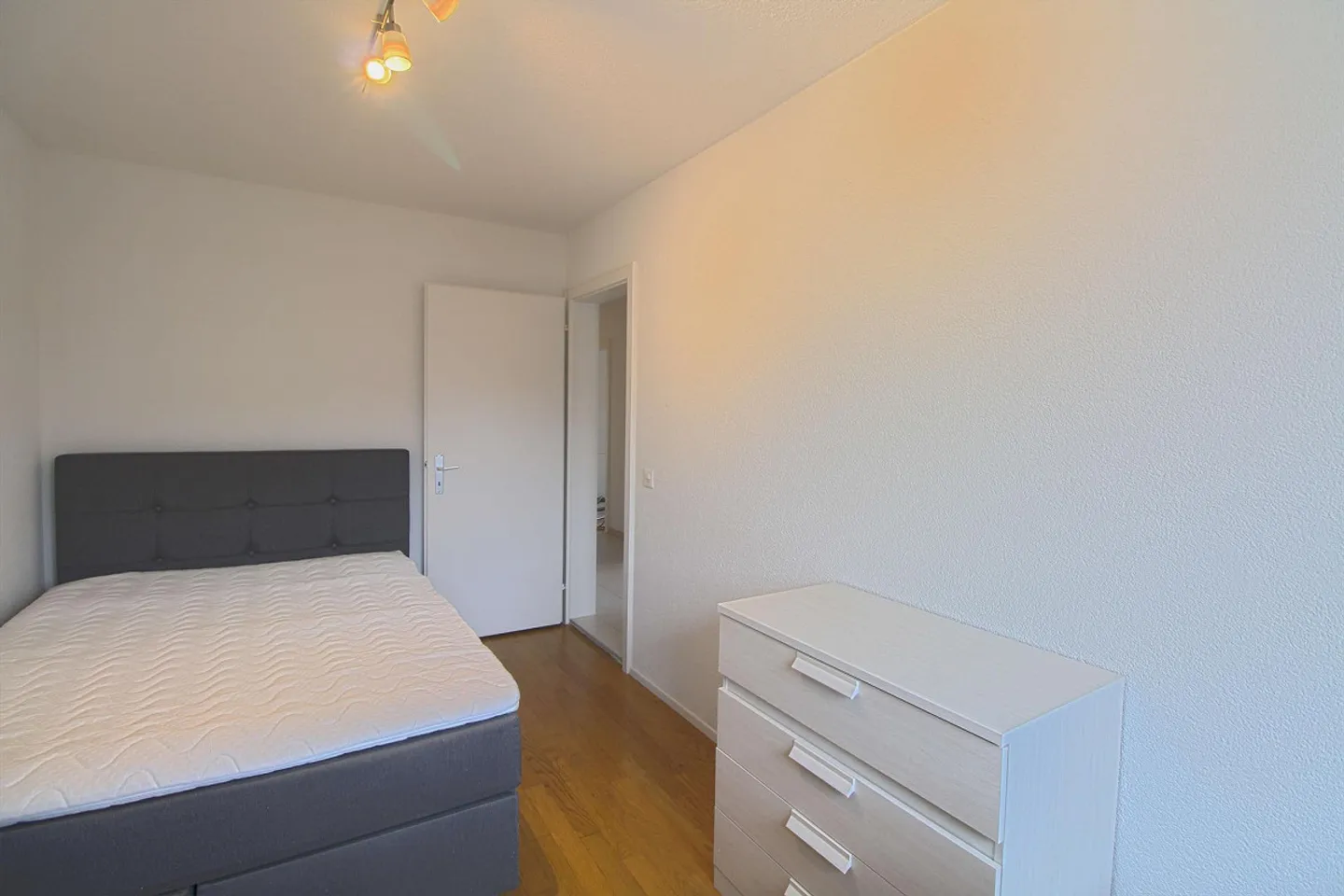 Furnished room in modernized apartment in top location - Photo 3 of 7