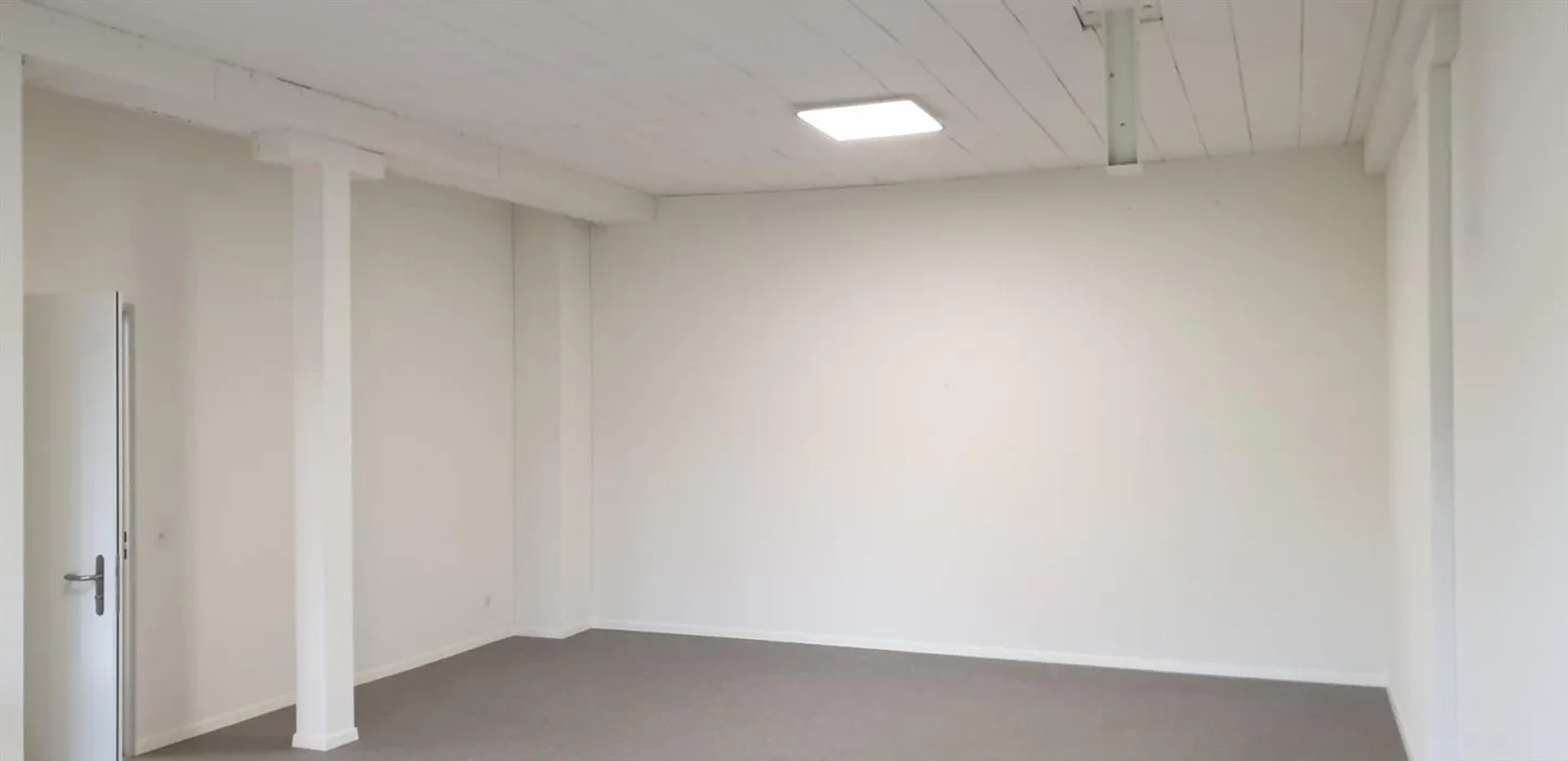Space for office, studio or hobby near the train station - Photo 1 of 4