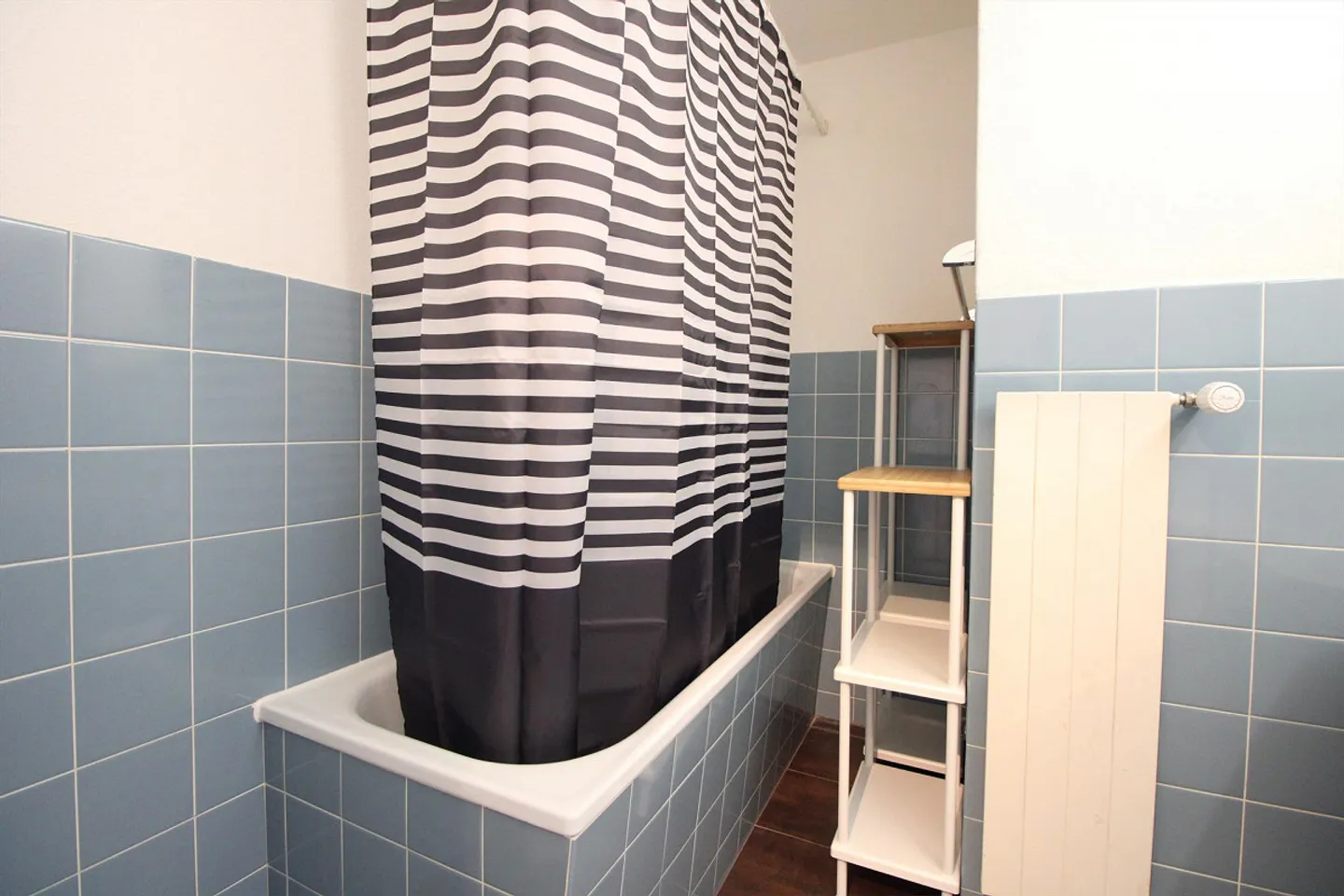 Furnished room in modernized apartment in top location - Photo 6 of 7