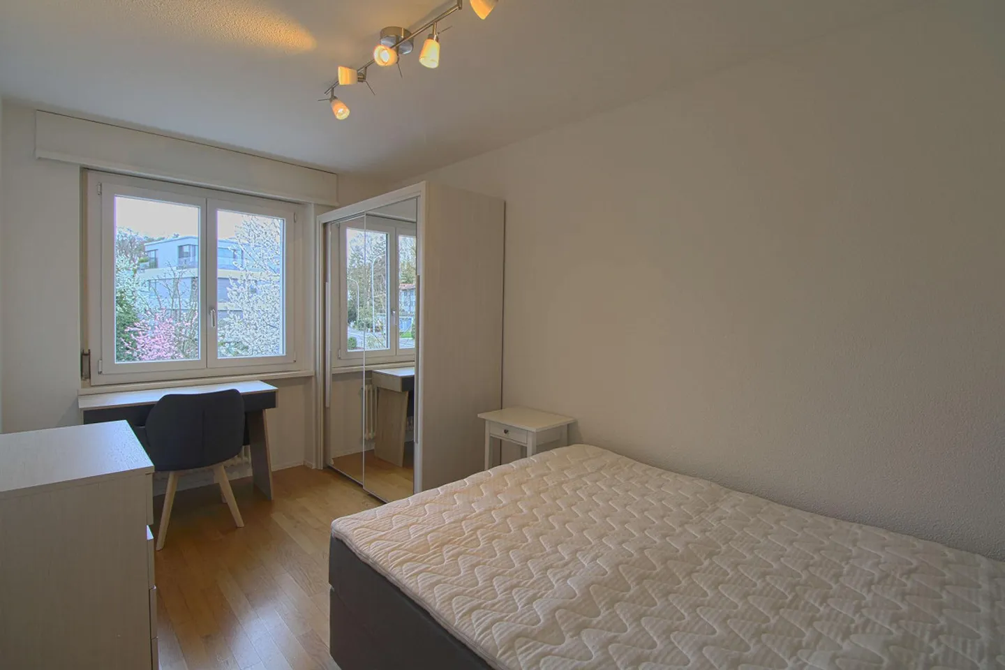 Furnished room in modernized apartment in top location - Photo 2 of 7