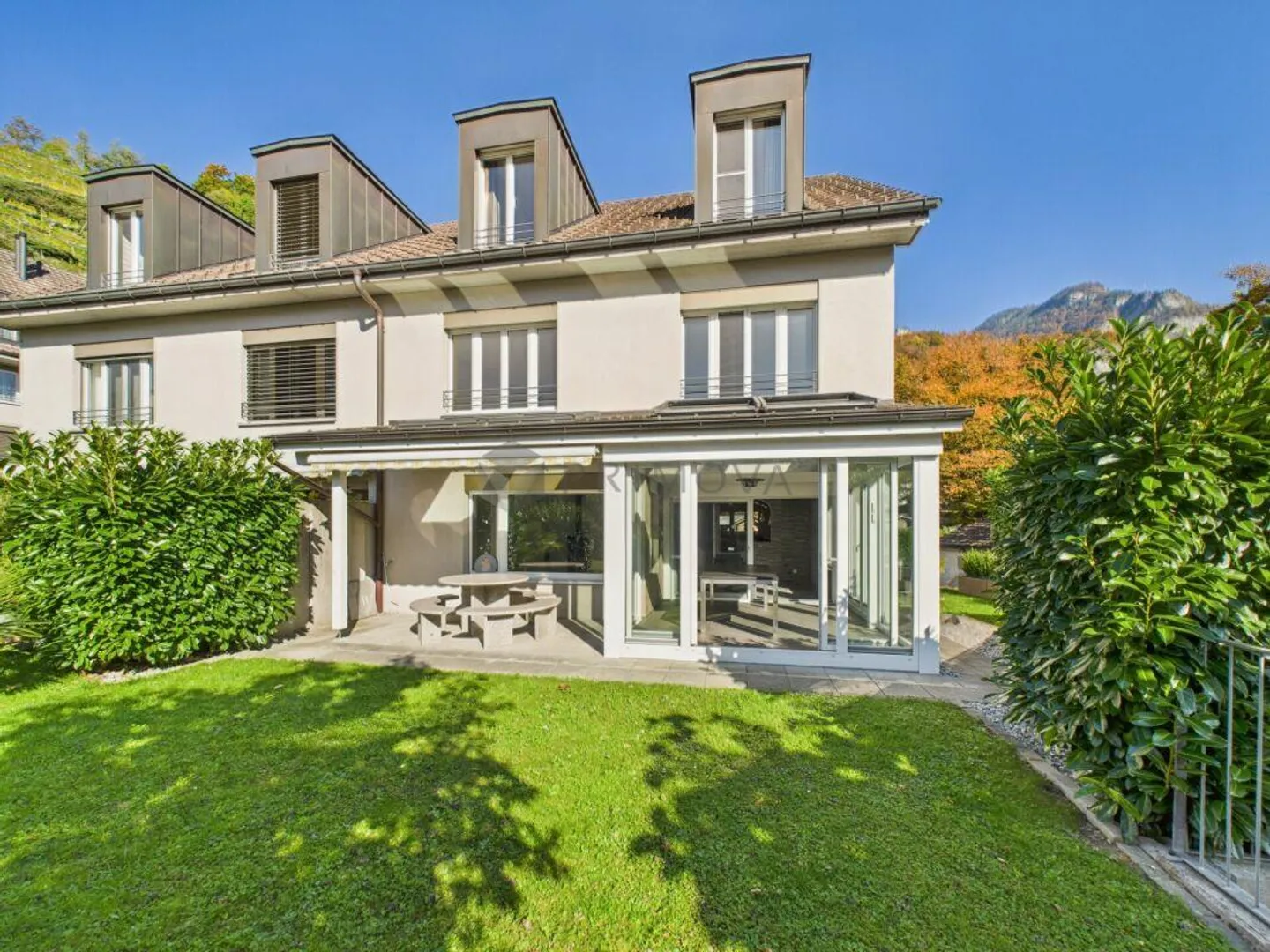 Maison jumelée unique prête pour son prochain propriétaire - Photo 1 sur 17