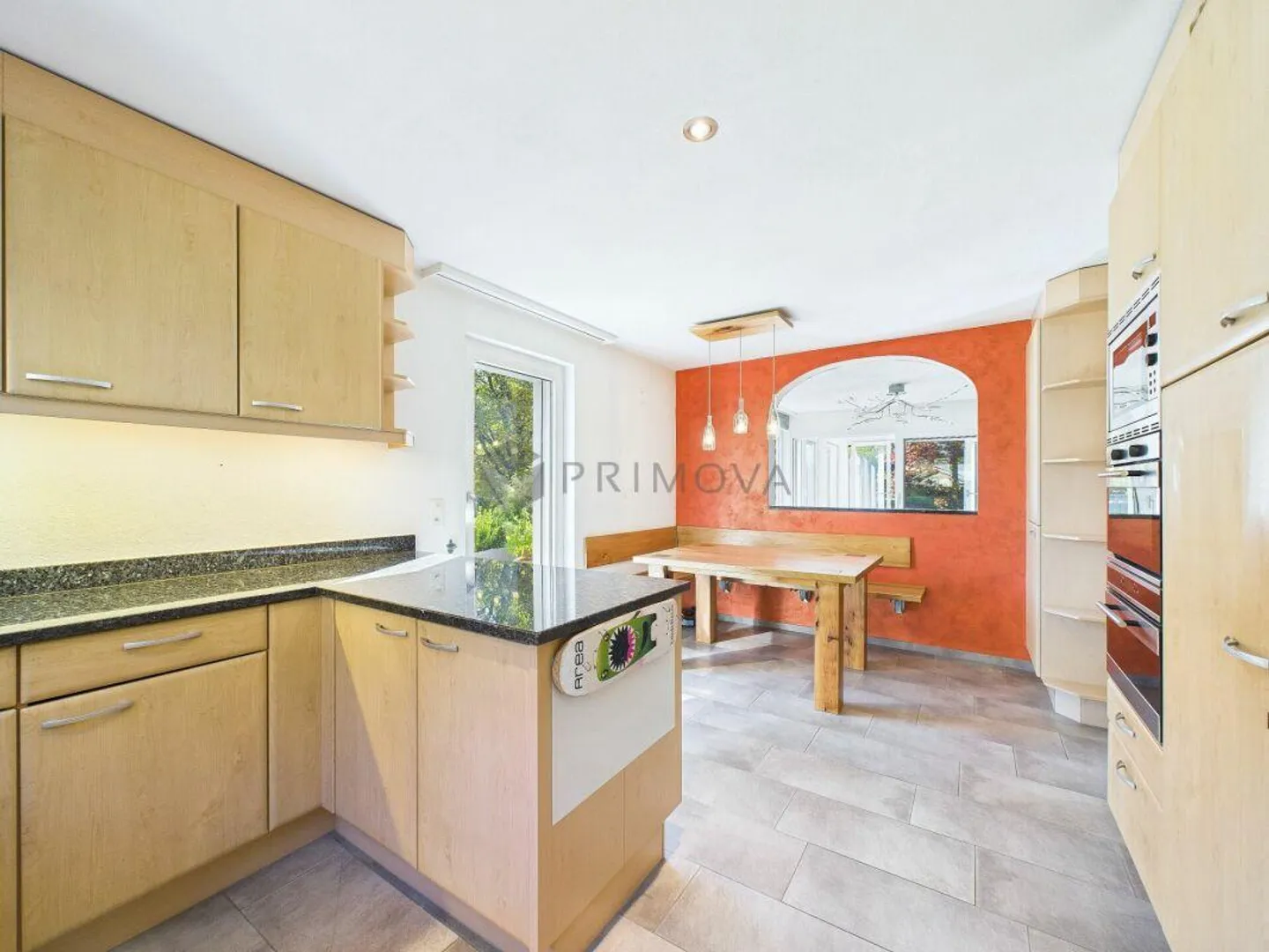 Maison jumelée unique prête pour son prochain propriétaire - Photo 3 sur 17