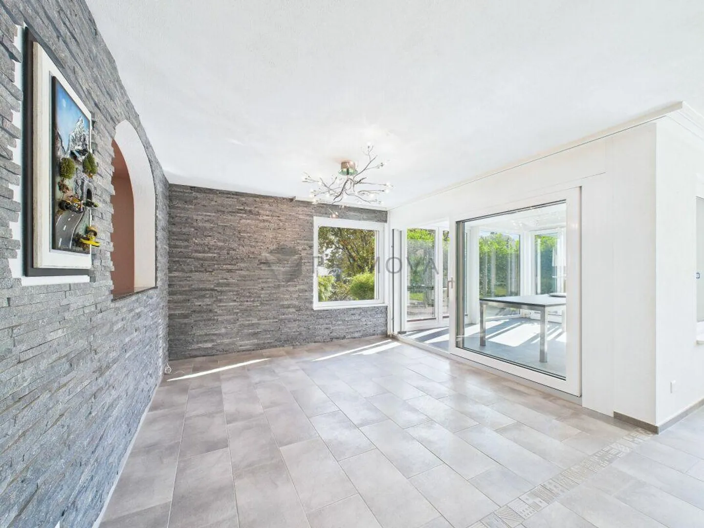 Maison jumelée unique prête pour son prochain propriétaire - Photo 5 sur 17