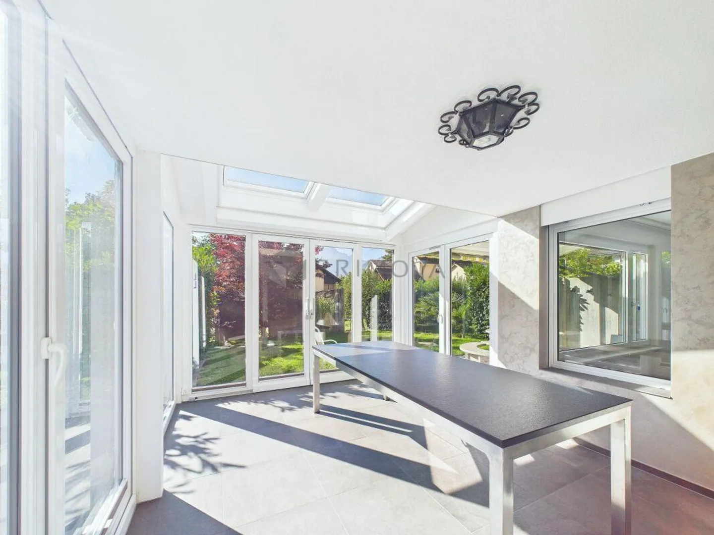 Maison jumelée unique prête pour son prochain propriétaire - Photo 6 sur 17