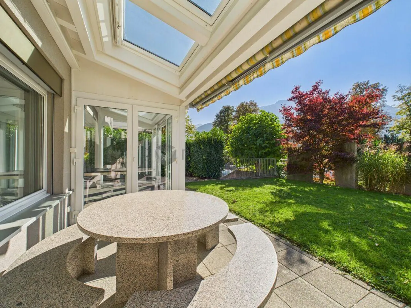 Maison jumelée unique prête pour son prochain propriétaire - Photo 7 sur 17