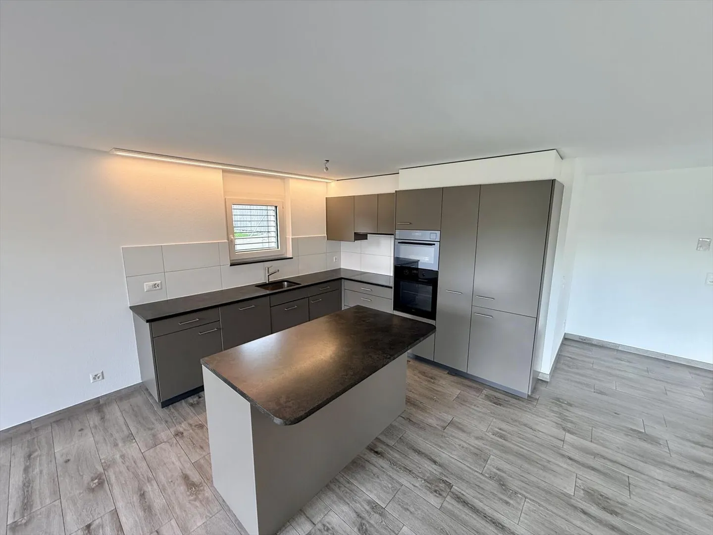 Spacieux appartement de 5.5 pièces avec terrasse, double place de parc et cave - Photo 1 sur 9