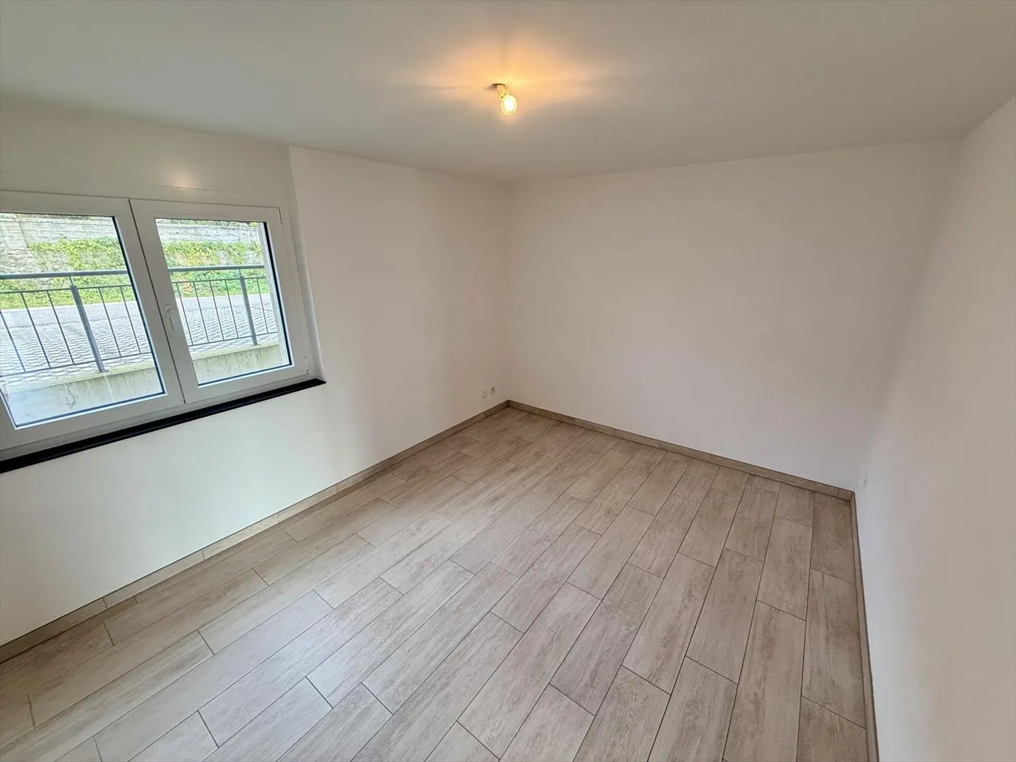 Spacieux appartement de 5.5 pièces avec terrasse, double place de parc et cave - Photo 4 sur 9