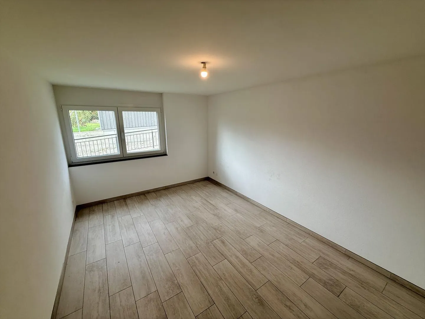 Spacieux appartement de 5.5 pièces avec terrasse, double place de parc et cave - Photo 5 sur 9