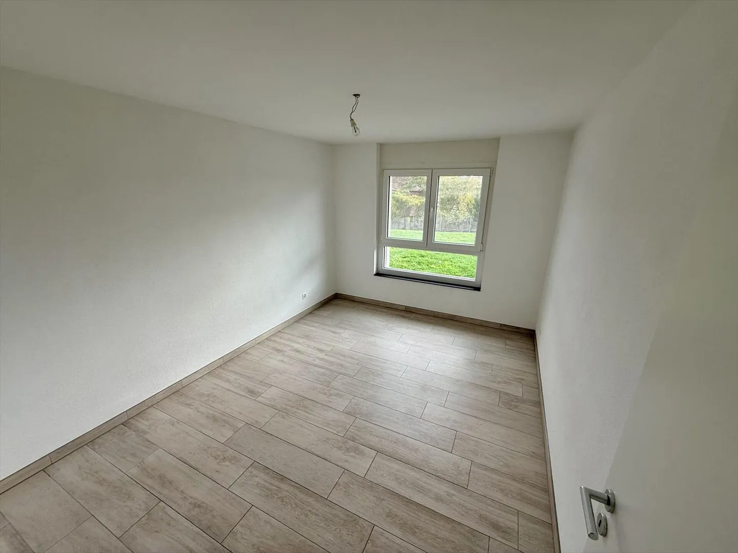 Spacieux appartement de 5.5 pièces avec terrasse, double place de parc et cave - Photo 6 sur 9