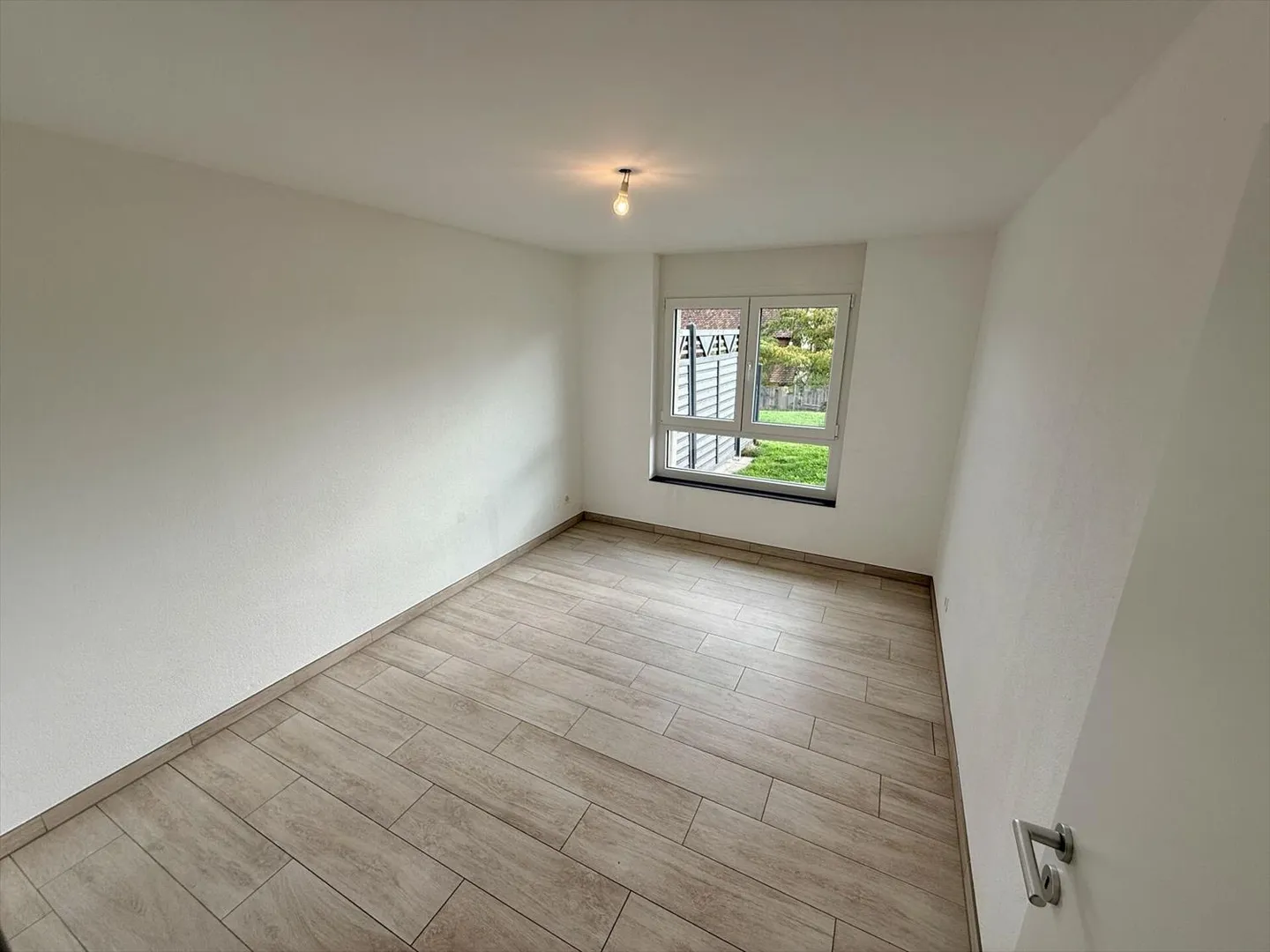 Spacieux appartement de 5.5 pièces avec terrasse, double place de parc et cave - Photo 8 sur 9