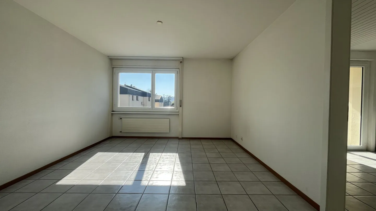 Bright Apartment with Balcony - Photo 4 of 9