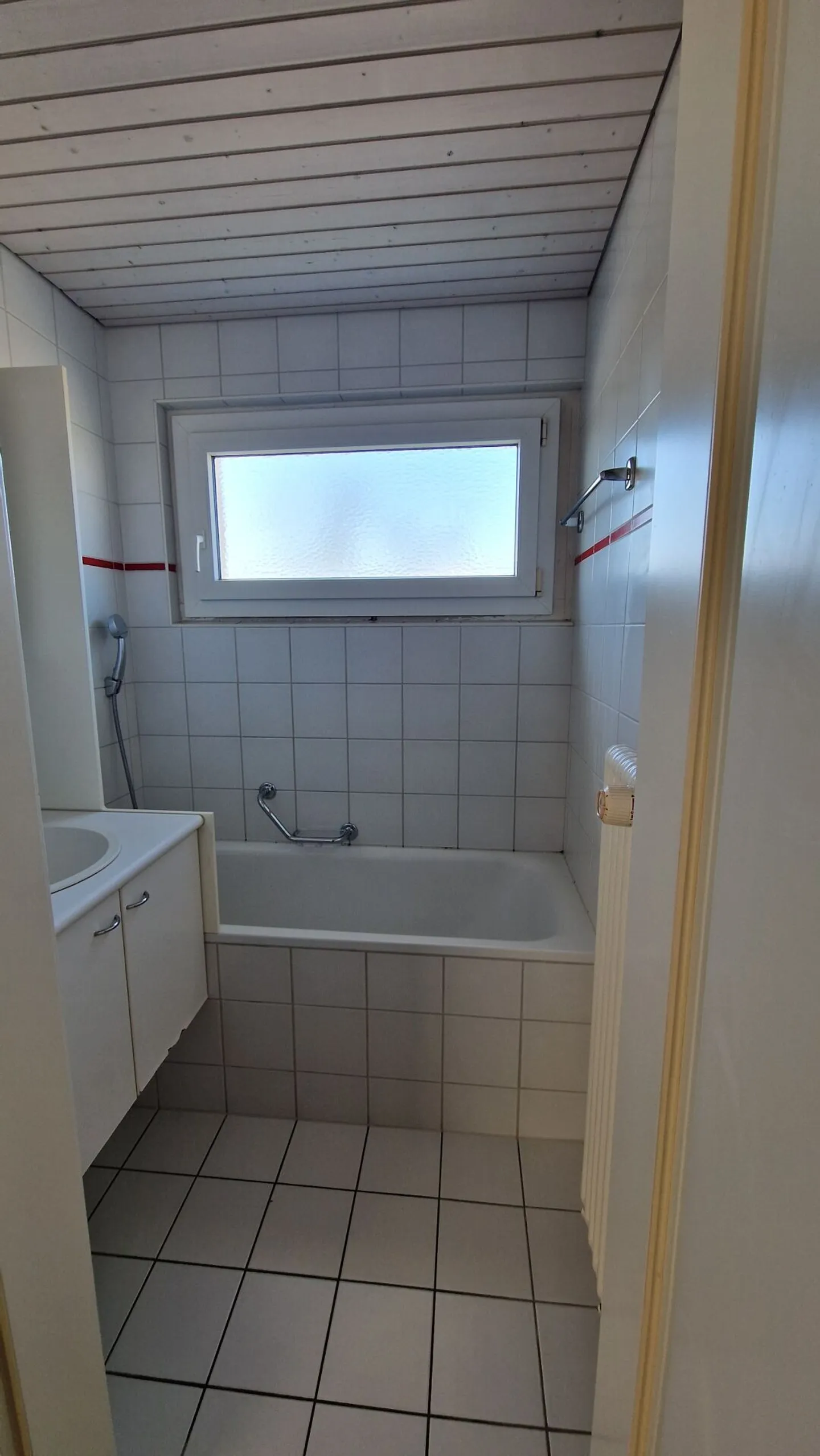 Bright Apartment with Balcony - Photo 6 of 9