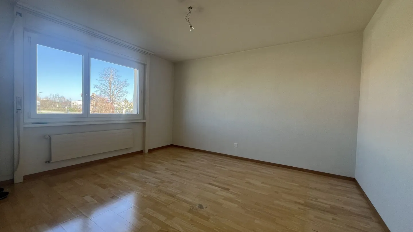 Bright Apartment with Balcony - Photo 7 of 9