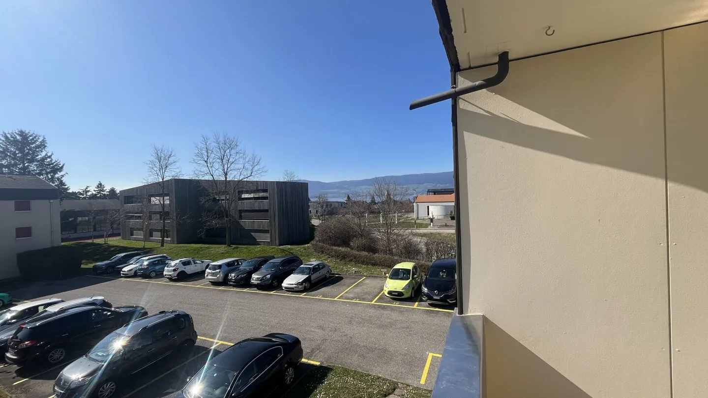 Bright Apartment with Balcony - Photo 8 of 9