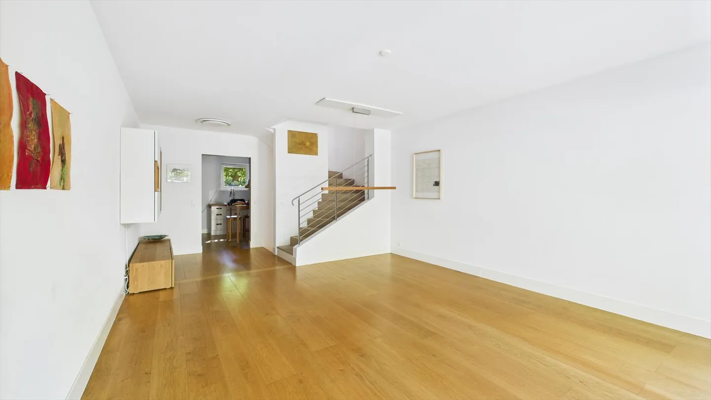 Semi-Detached House - Photo 4 of 15