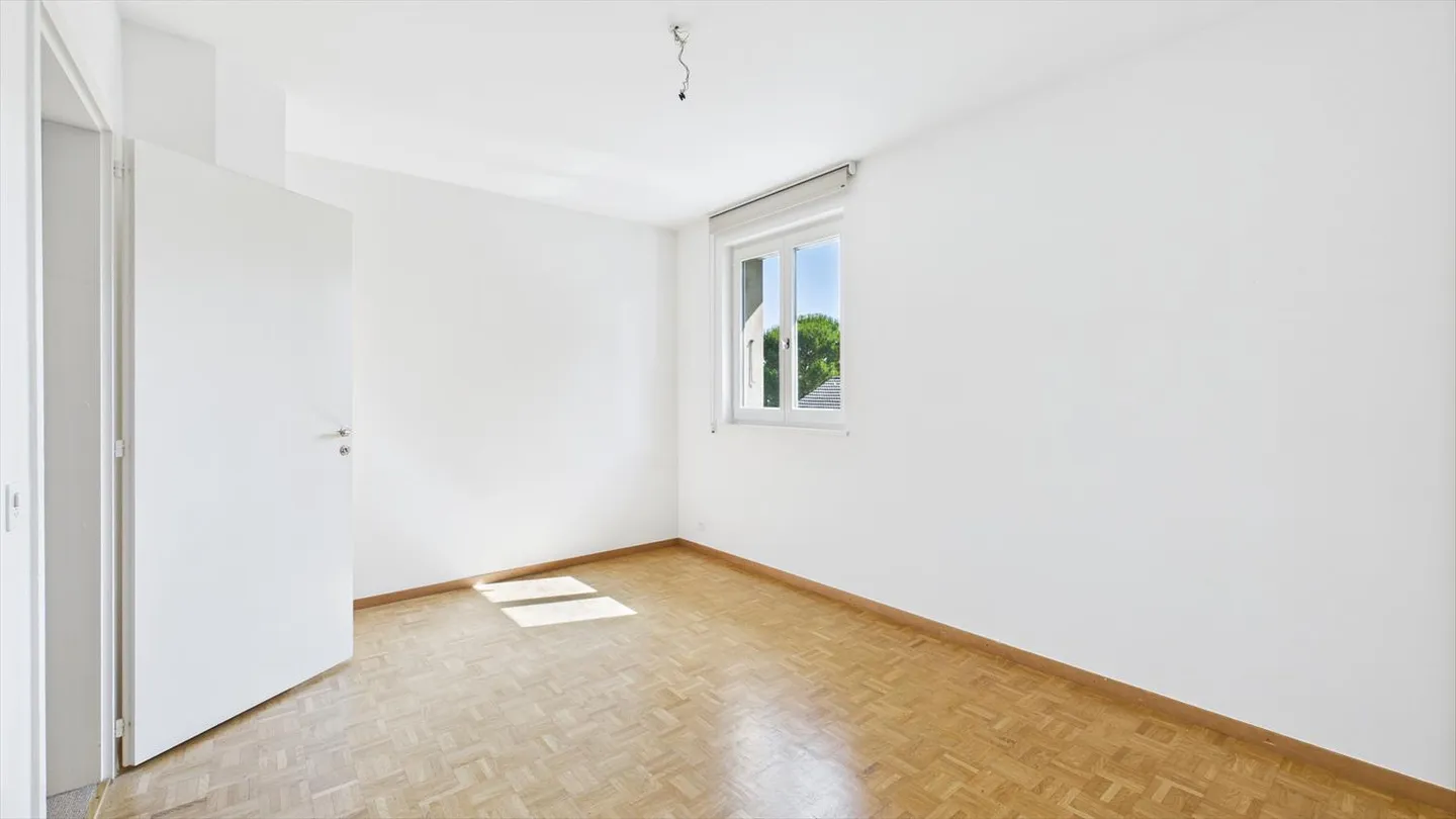 Semi-Detached House - Photo 10 of 15