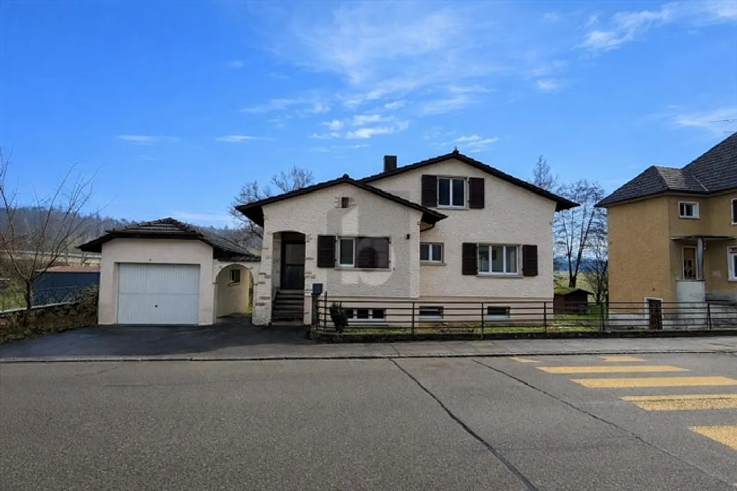 Geräumiges freistehendes Haus - Foto 1 von 6