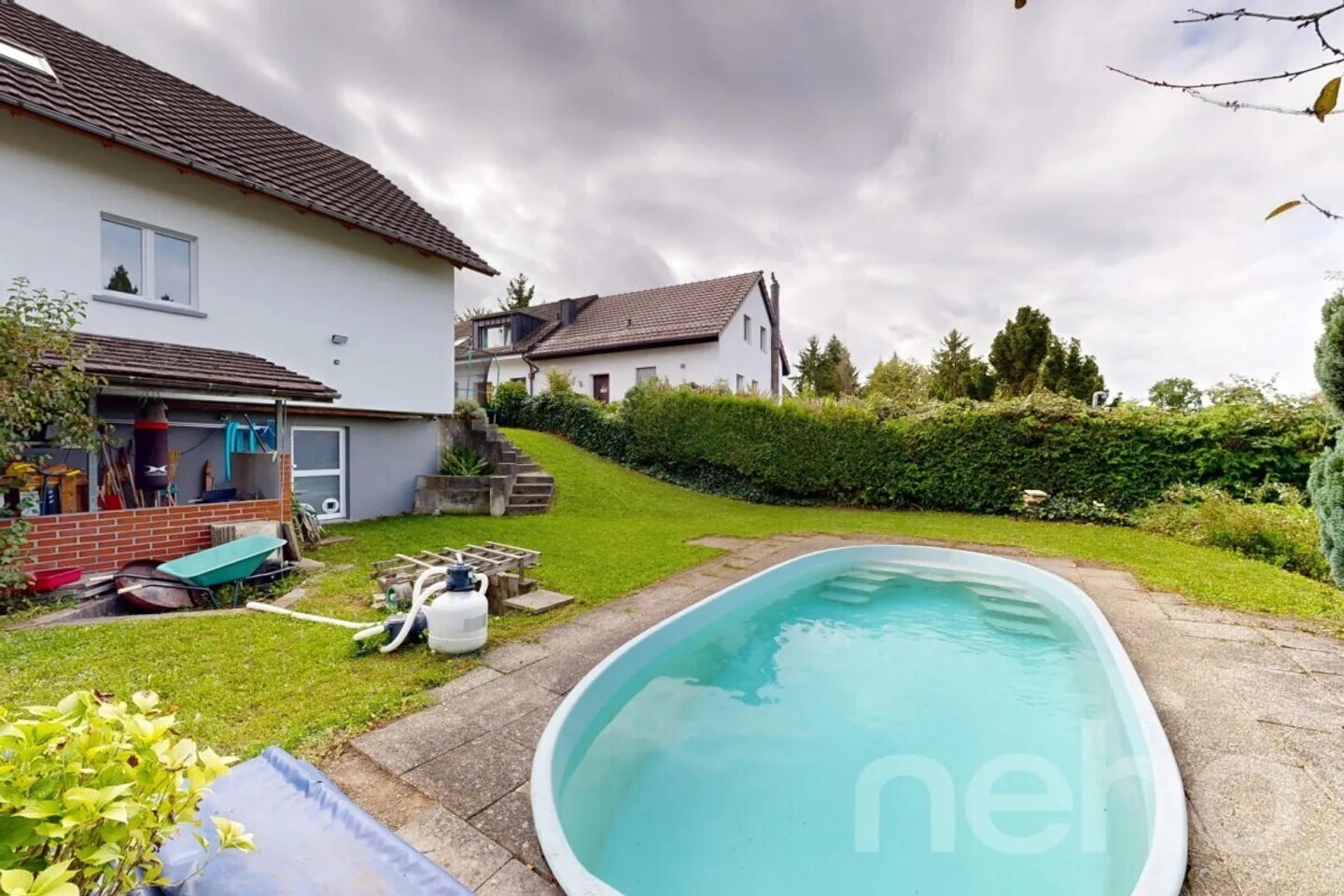 Maison jumelée moderne de 4,5 pièces avec jardin et vue partielle - Photo 11 sur 12