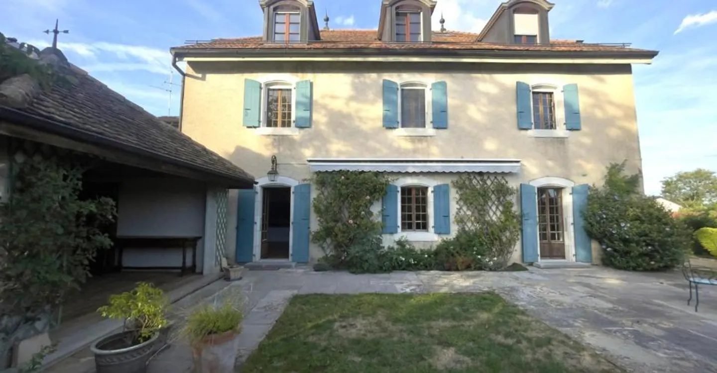 Charming Farmhouse with Garden - Photo 3 of 11