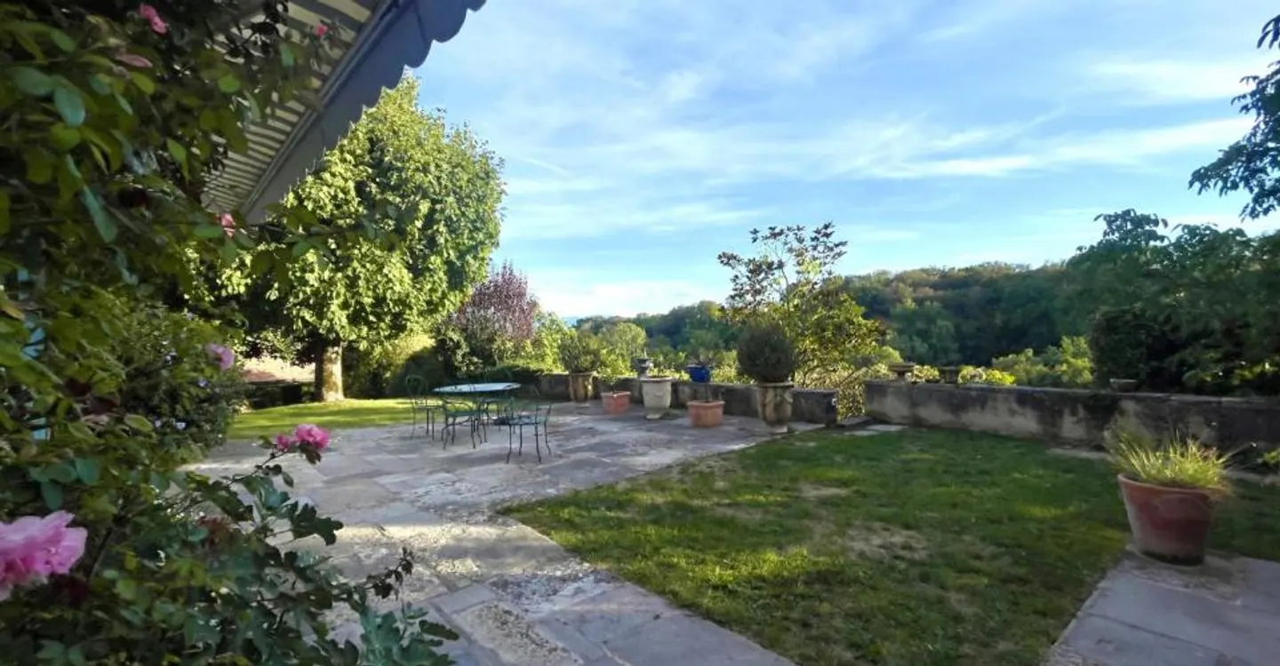 Charming Farmhouse with Garden - Photo 4 of 11