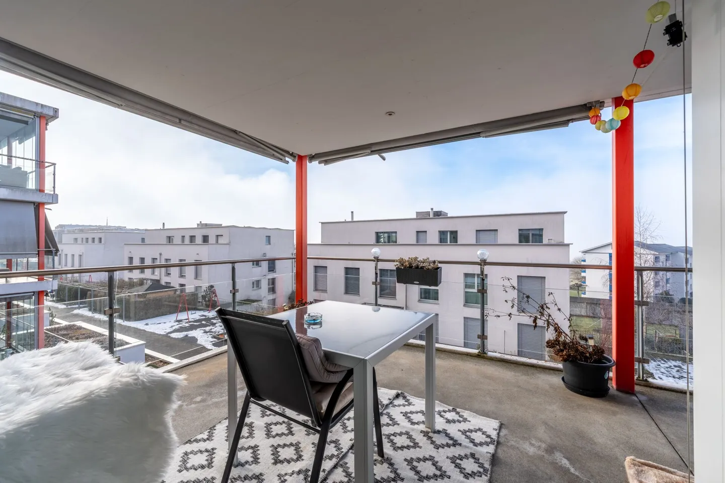 Spacious 4.5-room apartment with balcony and garden seating area - Photo 1 of 15