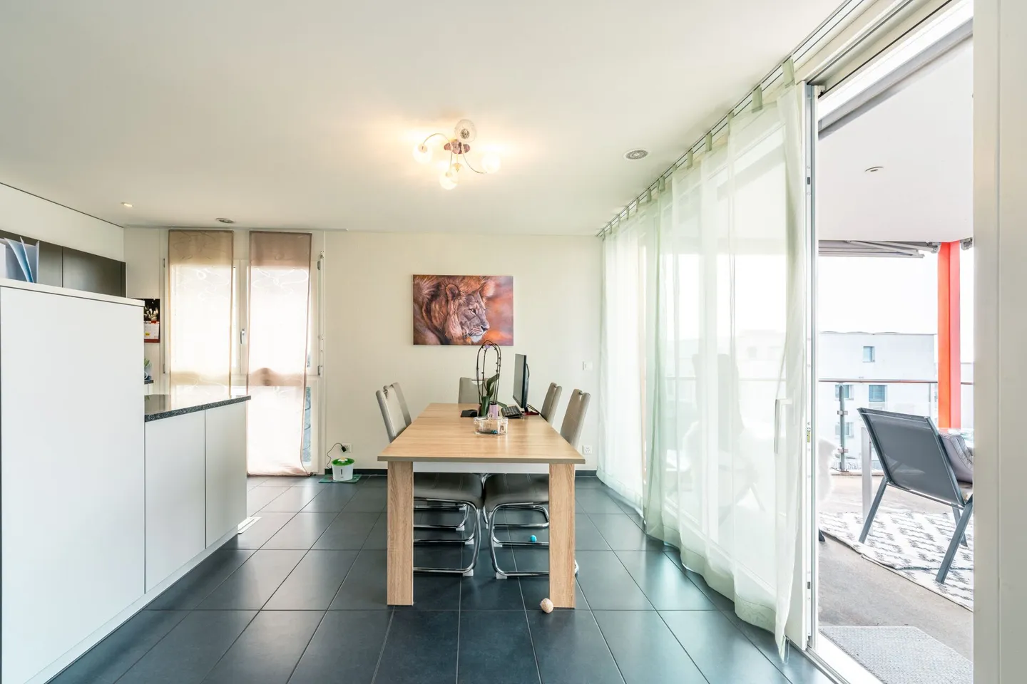 Spacious 4.5-room apartment with balcony and garden seating area - Photo 5 of 15