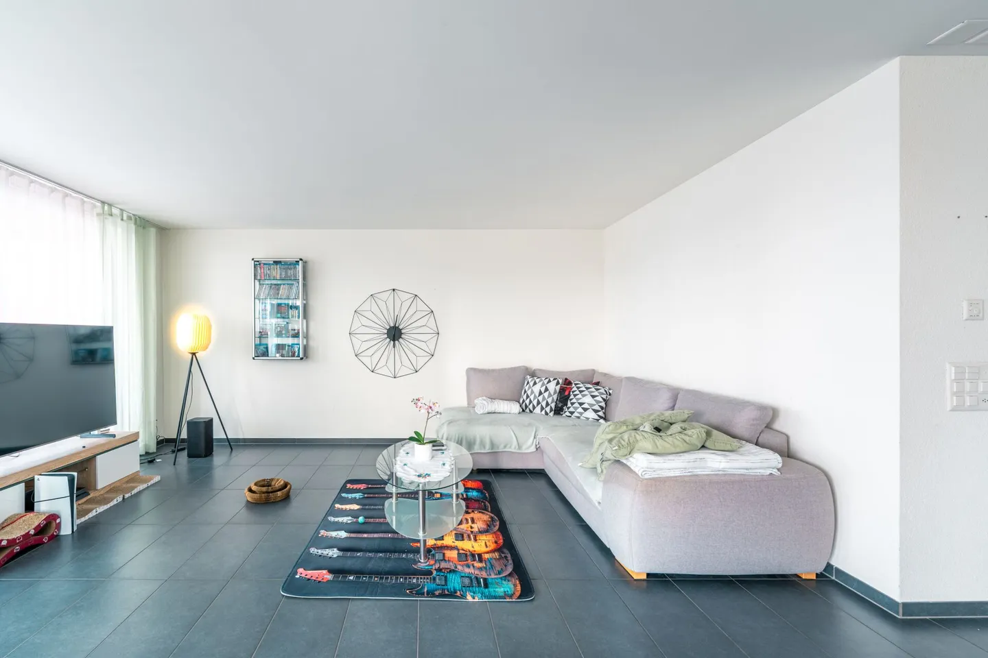 Spacious 4.5-room apartment with balcony and garden seating area - Photo 3 of 15