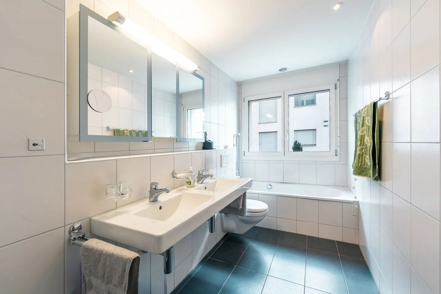 Spacious 4.5-room apartment with balcony and garden seating area - Photo 11 of 15