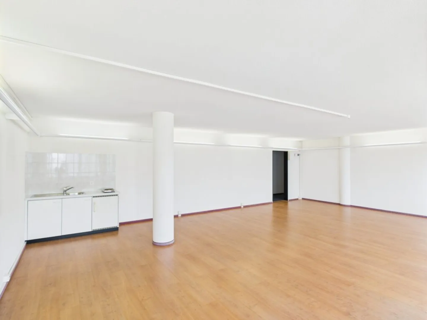 Ufficio di 64 m2 al 1° piano situato in un edificio con una posizione privilegiata - Foto 3 di 5