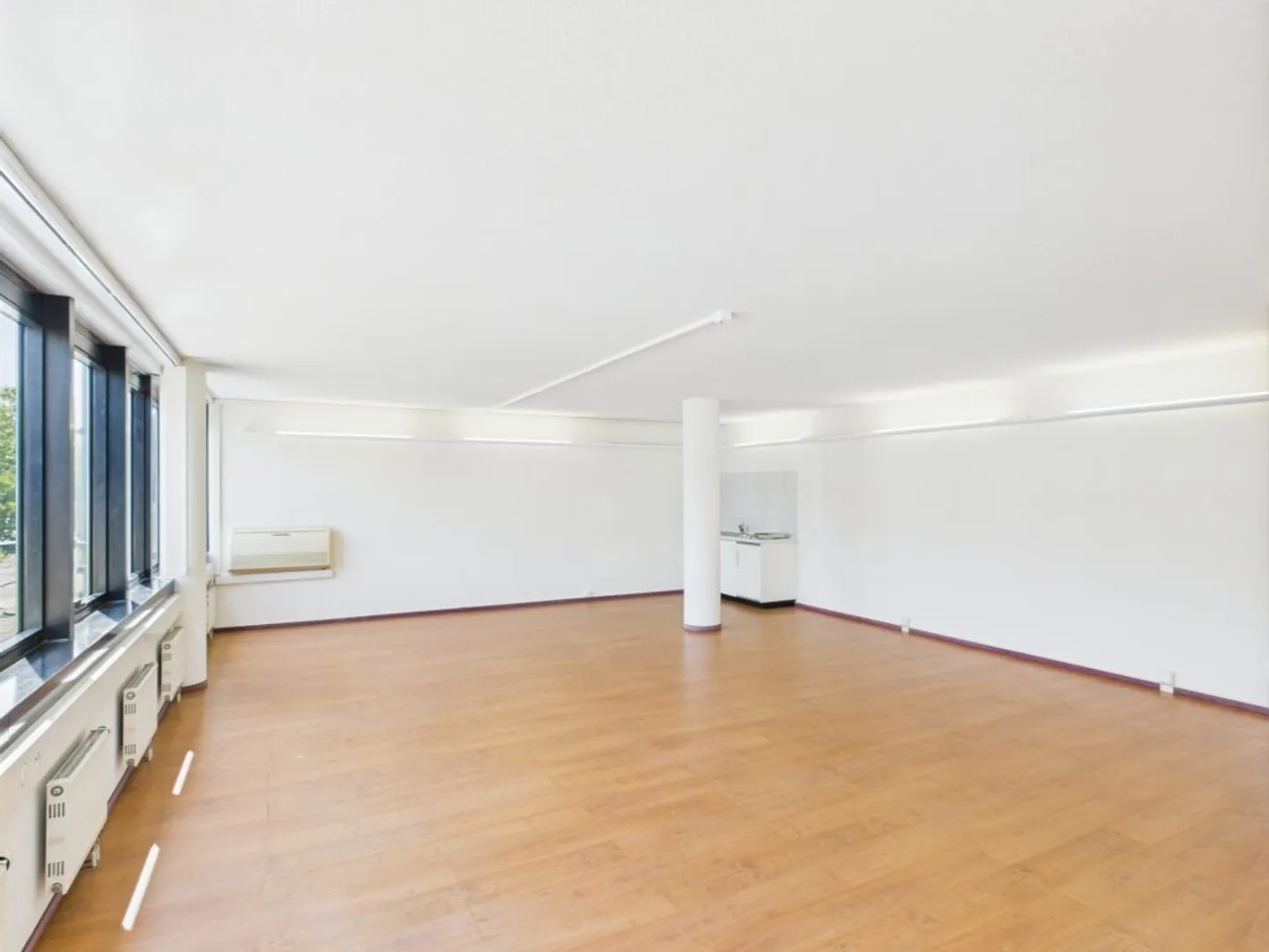 Ufficio di 64 m2 al 1° piano situato in un edificio con una posizione privilegiata - Foto 4 di 5