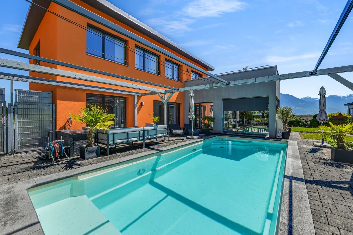 Modernes Einfamilienhaus mit Pool - Foto 3 von 28