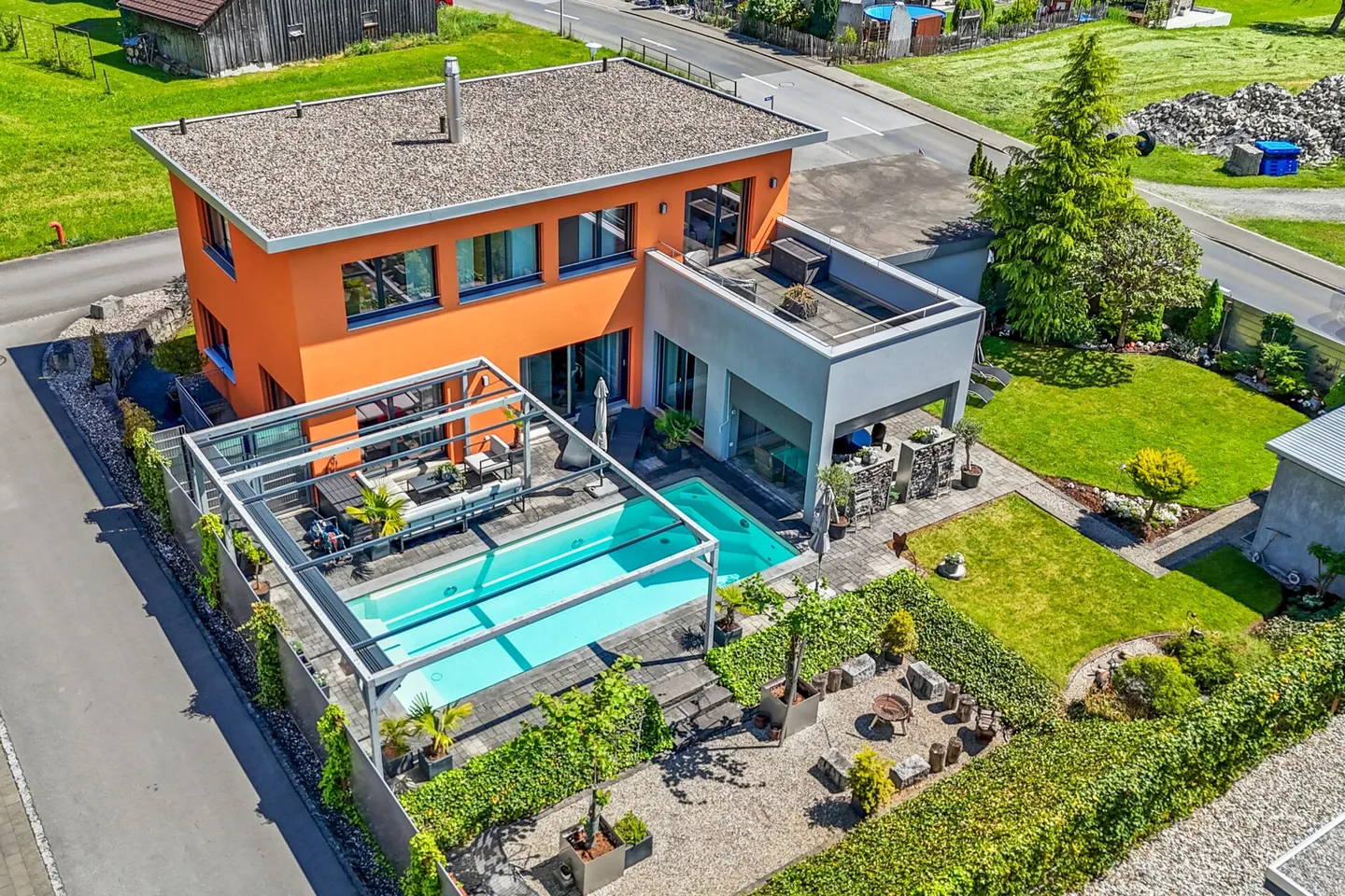 Modernes Einfamilienhaus mit Pool - Foto 1 von 28