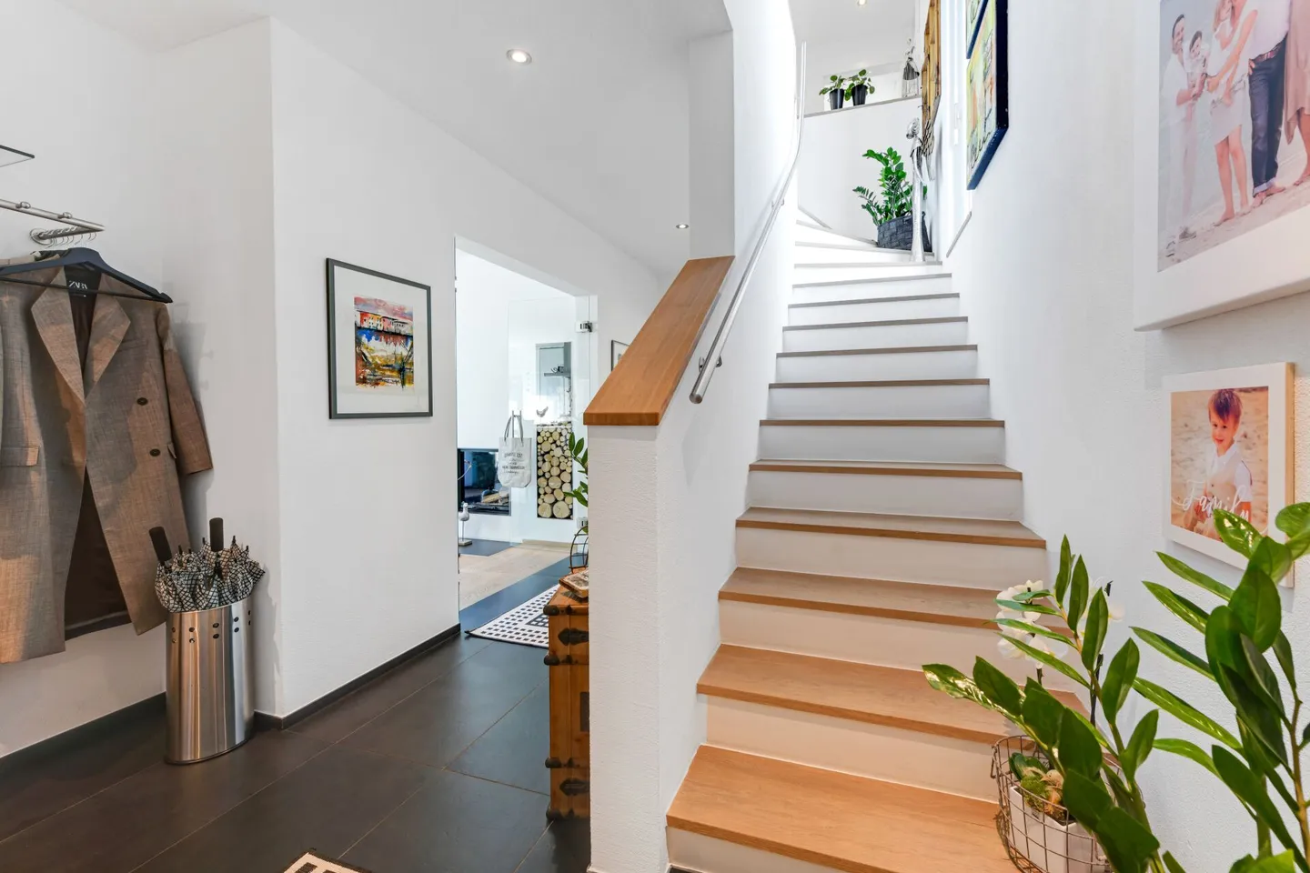 Modernes Einfamilienhaus mit Pool - Foto 8 von 28